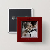 バーガンディ赤のカスタムウェディングカップルの写真 缶バッジ (正面&裏面)