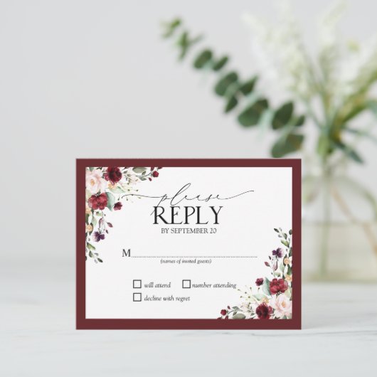バーガンディ赤面水彩フローラ結婚式RSVPインビ インビテーションポストカード (スタンド正面)