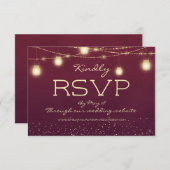 バーガンディ金ゴールドストリングライトランタンウェディングRSVP 招待状 (正面/裏面)