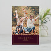 バーガンディ・サンクスギビングの家族写真 箔シーズンカード (立ち正面)