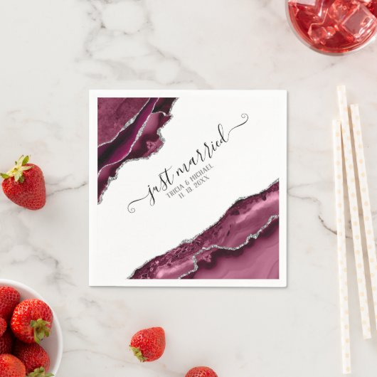 バーガンディ&シルバーアゲート縁どたった今結婚しました スタンダードカクテルナプキン (インサイチュ)