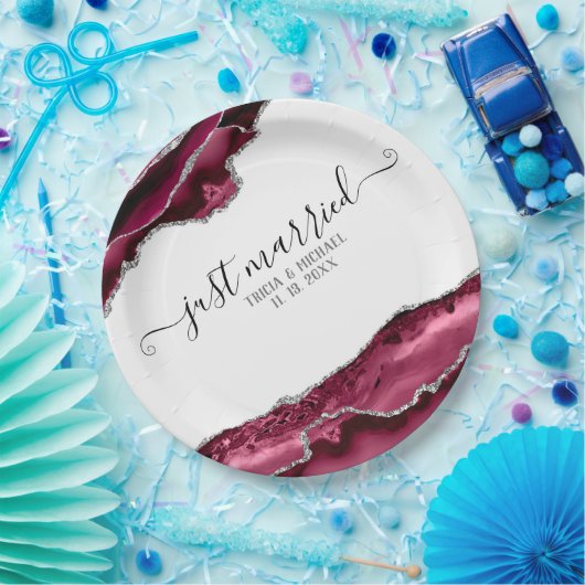 バーガンディ&シルバーアゲート縁どたった今結婚しました ペーパープレート (パーティー)