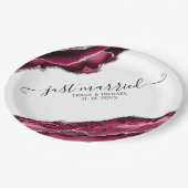 バーガンディ&シルバーアゲート縁どたった今結婚しました ペーパープレート (アングル)