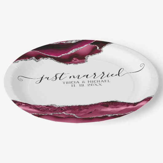 バーガンディ&シルバーアゲート縁どたった今結婚しました ペーパープレート (アングル)