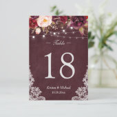 バーガンディ フラワー ストリング ライト レース テーブル ナンバー 招待状 (スタンド正面)