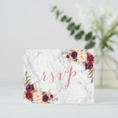 バーガンディ フローラル ローズゴールド マーブル 結婚式 RSVP インビテーションポストカード (スタンド正面)