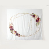 バーガンディ マーサラ フローラル ゴールド ウェディング フォト ブース タペストリー (正面(横))