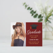 バーガンディ・レッド卒業写真シック2023卒業生 ポストカード (スタンド正面)