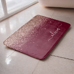 バーガンディ ローズゴールド ブラッシュ ピンク グリッター モノグラム バスマット<br><div class="desc">バーガンディとローズゴールド - ブラッシュピンクの偽のスパークルグリッター スクリプト モノグラム 名前 バスマット。豪華でおしゃれなスタイルを愛する人への、卒業式、誕生日、結婚式、結婚前のお祝い、結婚記念日、ベビーシャワー、独身パーティーのギフトに最適です。</div>