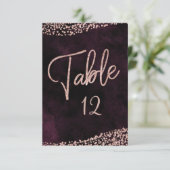 バーガンディ ワイン & ローズゴールドの結婚式テーブルナンバー 招待状 (スタンド正面)