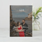 バーガンディQRコード予算モノグラムオーバーレイ結婚ズ 招待状 (スタンド正面)