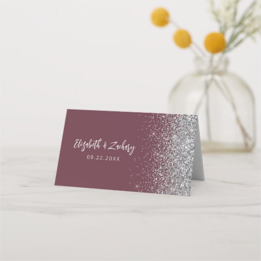 バーガンモダンディーシルバーグリッターエッジ結婚ズ プレイスカード (裏面)