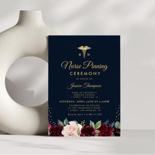 バーガンモダンディ海軍ナースピン留め式 招待状