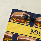 バーガーグラフィック – おもしろいチーズバーガーお名前 ビーチタオル (インサイチュ)