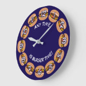 バーガータイム&独自の文字:おもしろいマンケーブまたはキッチンL ラージ壁時計 (傾斜)