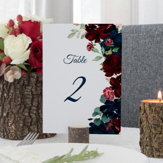 バーグエレガントンディとネイビーの花の表2結婚の テーブルナンバー