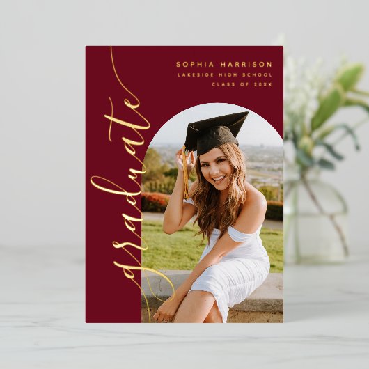 バーグンディエレガントフォトアーチ卒業式フォイルインビタ 箔招待状 (立ち正面)