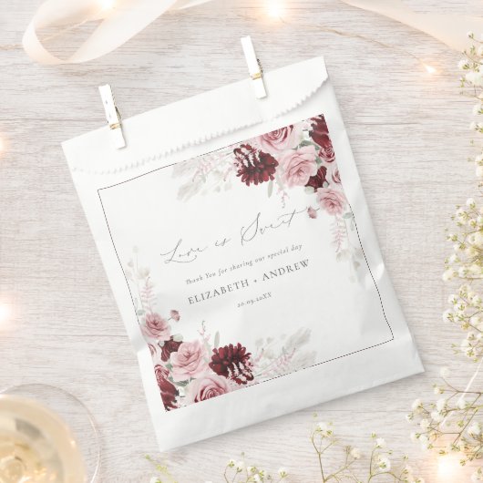 バーグンディエレガント赤面ピンクローズフローラズ結婚 フェイバーバッグ (クリップ留めされた状態)