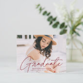 バーグンディモダンスクリプト写真卒業パーティー インビテーションポストカード (スタンド正面)