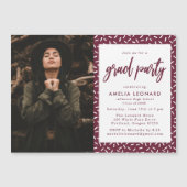 バーグンディモダンスクリプト写真卒業パーティー マグネット招待状 (正面)