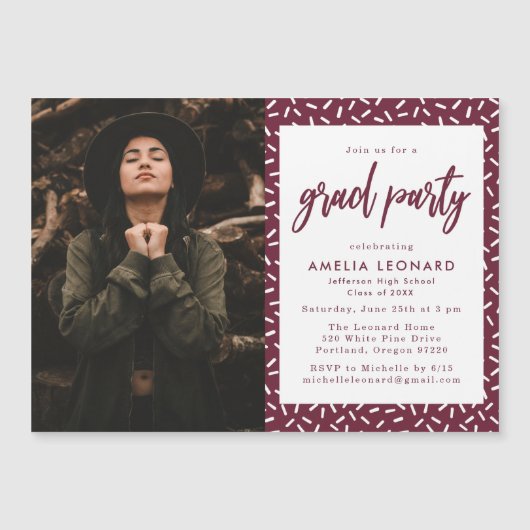 バーグンディモダンスクリプト写真卒業パーティー マグネット招待状 (正面)