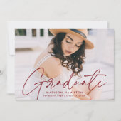 バーグンディモダンスクリプト写真卒業パーティー 招待状 (正面)