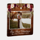 バーグンディ素朴フローラウッド私たちの初めてのクリスマス セラミックオーナメント (右)