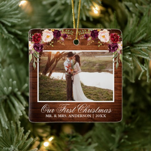 バーグンディ素朴フローラウッド私たちの初めてのクリスマス セラミックオーナメント (ツリー)