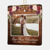 バーグンディ素朴フローラウッド私たちの初めてのクリスマス セラミックオーナメント (左)