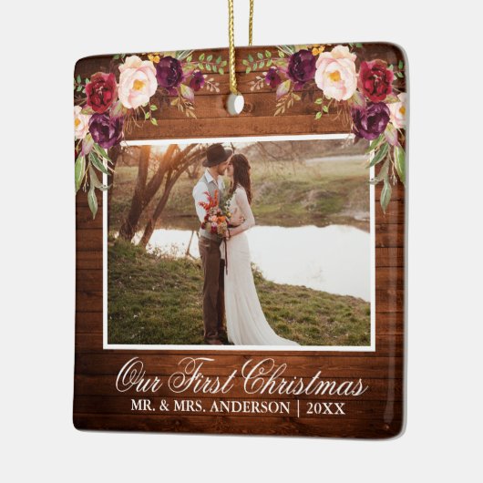 バーグンディ素朴フローラウッド私たちの初めてのクリスマス セラミックオーナメント (左)