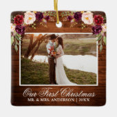 バーグンディ素朴フローラウッド私たちの初めてのクリスマス セラミックオーナメント (正面)