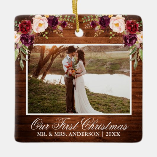 バーグンディ素朴フローラウッド私たちの初めてのクリスマス セラミックオーナメント (正面)