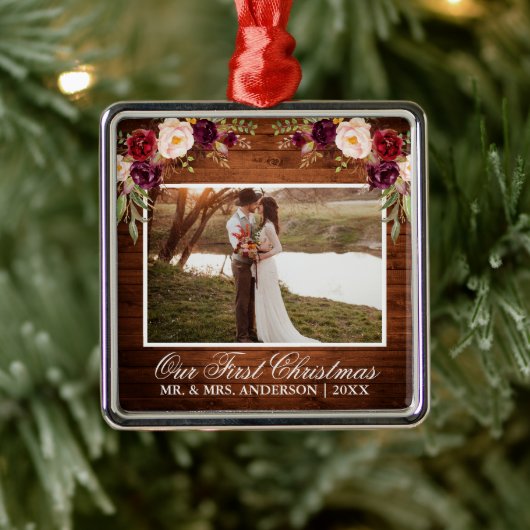 バーグンディ素朴フローラウッド私たちの初めてのクリスマス メタルオーナメント (ツリー)