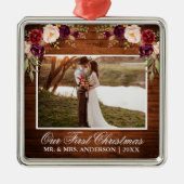 バーグンディ素朴フローラウッド私たちの初めてのクリスマス メタルオーナメント (正面)