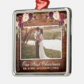 バーグンディ素朴フローラウッド私たちの初めてのクリスマス メタルオーナメント (左)