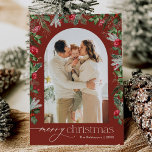バーグンディ素朴レッド1写真アーチメリークリスマス シーズンカード<br><div class="desc">このコレクションは、水色の赤い花模様、果実と冬の緑モダンとエレガントタイポグラフィ、冬の植物のパターンをバック。</div>