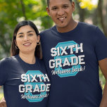バーシティフォントウェルカムバックシックスグレード Tシャツ<br><div class="desc">6年生の新学期を歓迎し、6年生のTシャツをブルーでプリントし、6年生のTシャツを様々な文字でレトロなスクリプトで歓迎。6番目と文字の下の数は、あなたは1年を迎える場合に備えてカスタマイズ可能違うである。</div>