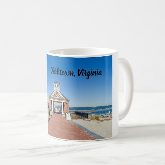 バージニア州ヨークタウンバージニアのリバーウォーク コーヒーマグカップ (正面右)