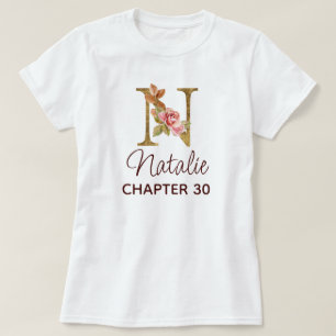 バースデーにゴールドのイニシャルNモノグラムとピンクのバラのデザイン Tシャツ