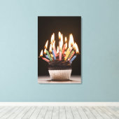 バースデーキャンドル付きカップケーキ キャンバスプリント (インサイチュ (ウッドフロア))