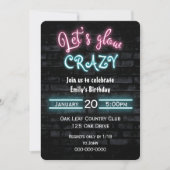 バースデーパーティネオンサインオンブリックウォール 招待状 (正面)