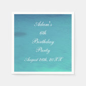 バースデーパーティーティール(緑がかった色)ブルーウォーター名日付サマー スタンダードカクテルナプキン (正面)