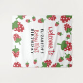 バースデー・ガール!1歳の誕生日おめでとう!かわいいイチゴの背景 タペストリー (正面(横))