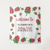 バースデー・ガール!1歳の誕生日おめでとう!かわいいイチゴの背景 タペストリー (正面)