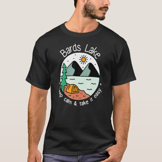 バーズレイクでの釣り、ボート遊び、キャンプ、リラックス Tシャツ (正面)