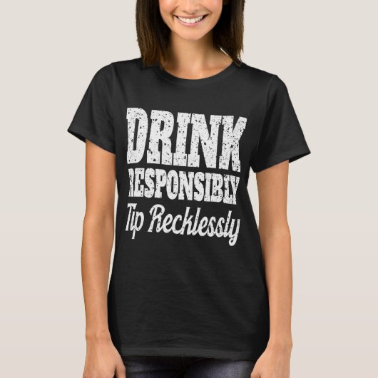 バーテンダーおもしろいメンズ責任あるバーテンダーGを飲む Tシャツ (正面)