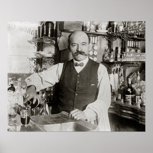 バーテンダーがドリンクを注ぐ、1910年。ヴィンテージ写真 ポスター (正面)