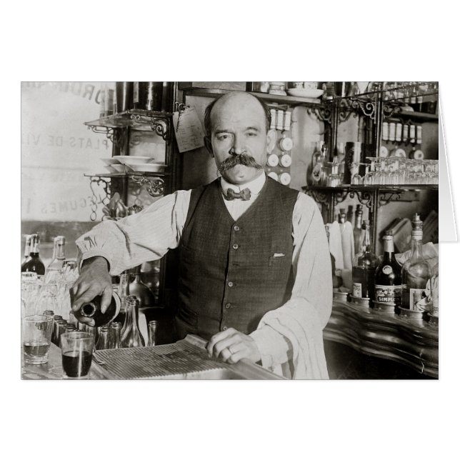 バーテンダーが飲み物を注ぐ、1910年 (正面横)