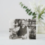 バーテンダーが飲み物を注ぐ、1910年 ポストカード (スタンド正面)
