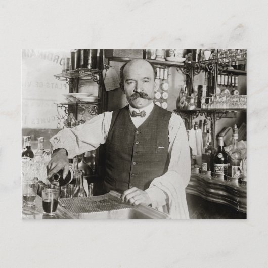 バーテンダーが飲み物を注ぐ、1910年 ポストカード (正面)
